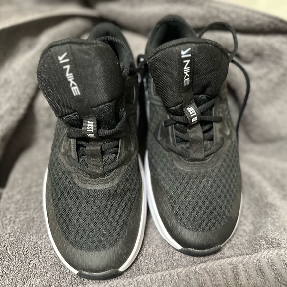 Nike shoes hardly used - Picture 5 of 5